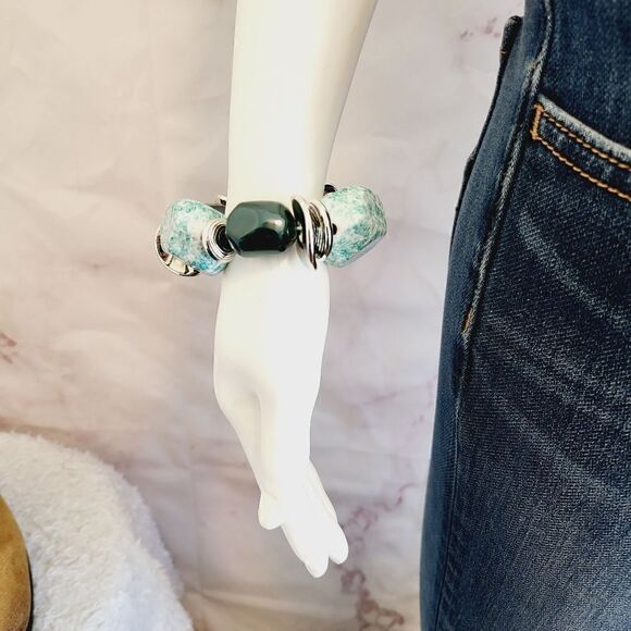 New! Turquoise lightweight blue green stone bracelet - Picture 4 of 5